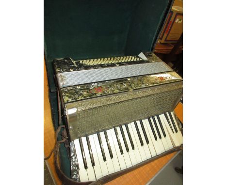 Peretta piano accordion in original box (a/f)