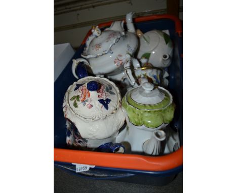 Early 20th Century Hammersley floral decorated porcelain part tea and coffee service, together with four various teapots and 
