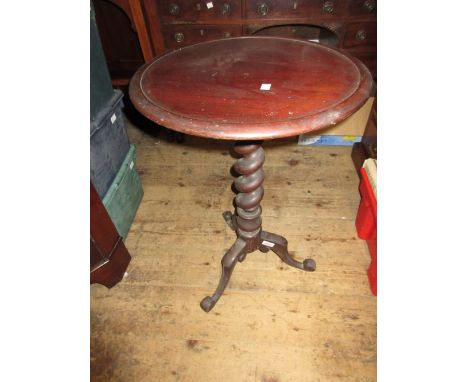 Victorian mahogany circular pedestal table, the dish top above a spiral turned column support and tripod base