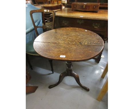 George III oak circular pedestal table with a vase turned column support and tripod base