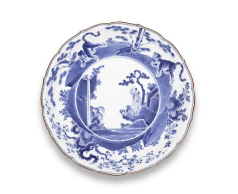 A blue-and-white kakiemon-style large flori-rimmed dishEdo period (1615-1868), circa 1700Painted in underglaze blue, the cent