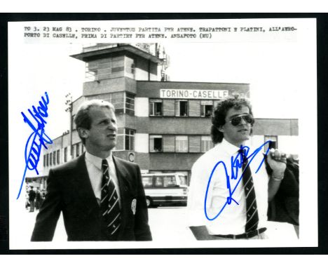 Michel Platini e Giovanni Trapattoni - Juventus F.C. - 1983 - Stampa fotografica che ritrae l'allenatore e Le Roi all'aeropor