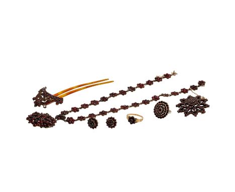 Konvolut Granatschmuck, best. aus Collier, Brosche, Paar Ohrstecker, 2 Ringe, 1 Haarkamm mit Schildpatt, Silber und unedles M