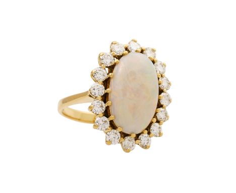 Ring mit ovalem Opal entouriert von 16 Brillanten zus. ca. 1,25 ct (punziert), ca. WEISS (H)/VS-SI (davon 2x stark beschädigt