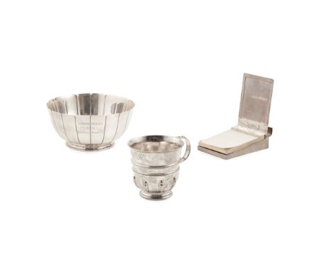 A reproduction tot cup William Comyns, London 1904, of traditional form with an applied girdle, initials engraved to front; t