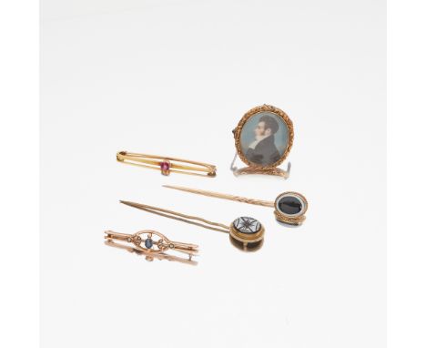 A collection of jewellery to include a portrait miniature depicting a gentleman in a black coat and white collar in profile, 