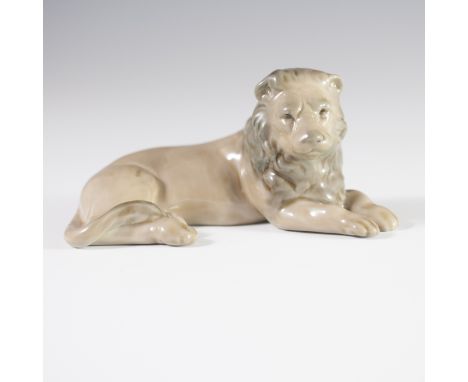 DESCRIPTION: Lladro porcelain lion figurine. Features a a male lion laying down with its head sticking up. Finished in a glos