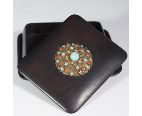 DESCRIPTION: Chinese box fitted with a filigree 900 Chinese silver medallion embellished with small enameled flowers, turquoi