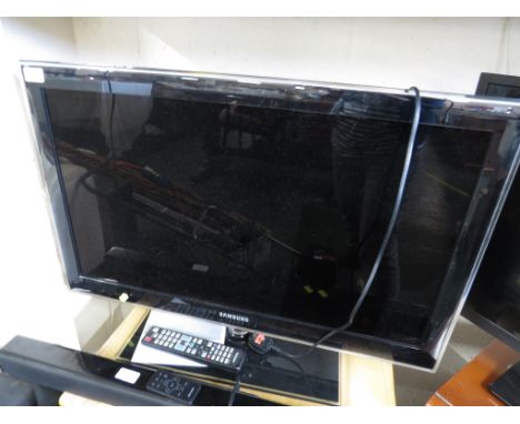 SAMSUNG 32 INCH LED TV WITH REMOTE AND MANUAL.