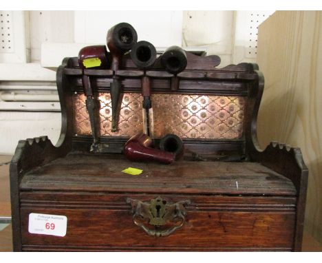 OAK PIPE RACK WITH ENGRAVED COPPER PANEL AND SINGLE DRAWER, TOGETHER WITH A SELECTION OF PIPES.
