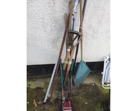 SMALL SELECTION OF GARDENING TOOLS INCLUDING SHEARS, GARDEN FORK AND A VICE (AF)
