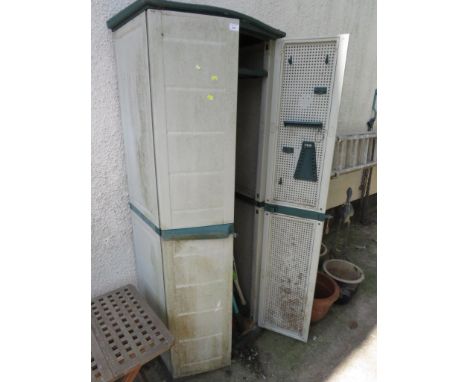 A PLASTIC OUTDOOR STORAGE UNIT WITH CONTENTS OF GARDENING TOOLS AND OTHER ITEMS