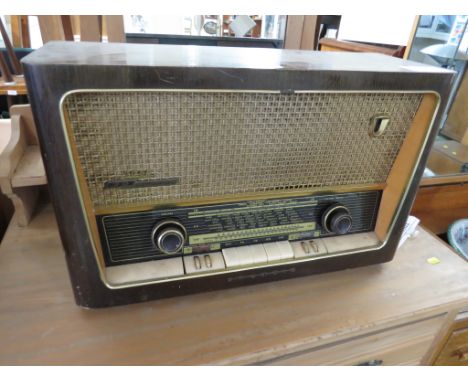 VINTAGE GRUNDIG 2068 RADIO IN A OAK VENEER CASE (NEEDS REWIRING)