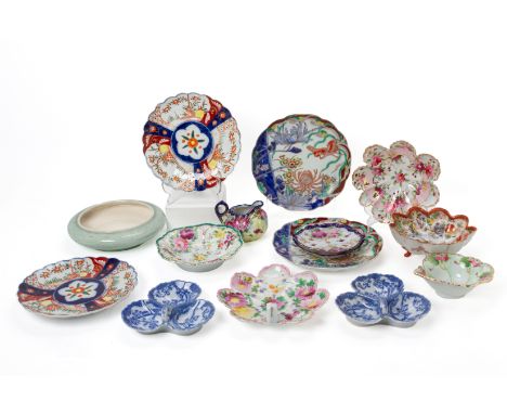 A SMALL QUANTITY OF ORIENTAL PORCELAIN ITEMS
Comprising fifteen items in total and including a pair of Imari plates, a crackl