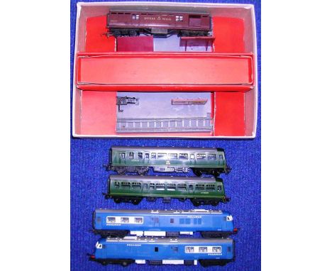 Tri-ang Railways. R.158 Diesel power car and trailer, green. Boxed. R.555 Diesel Pullman motor car type 2. R.426 parlour car 