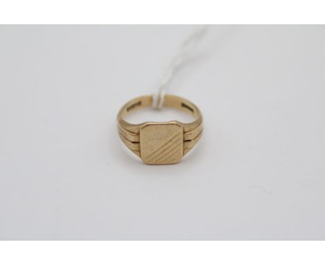 Gents 9ct Gold Signet ring with engraved detail Size K 2.9g total weight 