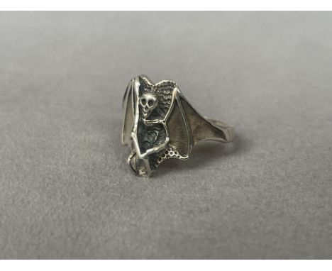 A silver gothic-style bat ring, weight 4.87grams