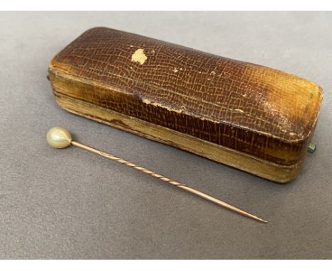 Antique 9ct Yellow Gold Stick Pin with Pearl in original box - Weighing 1.39 grams - 6.9cm in length - Box needs attention 