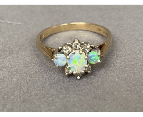 A stunning 18ct Gold Diamond & Opal Ring - Featuring three Opals & six Diamonds - Weighing 1.99 grams - Size L