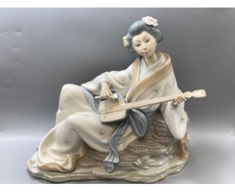 A Nao by Lladro Japanese woman with mucical instrument in good condition