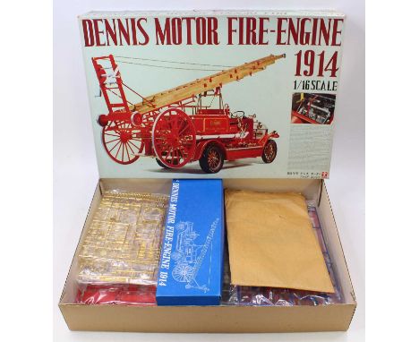 A Bandai No. 8055-3000 1/16 scale plastic kit for a 1914 Dennis Motor Fire Engine, housed in the original box, appears unstar