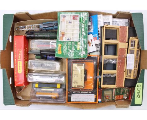 A tray of Railway items comprising a boxed Hornby HO/OO Britannia Engine, loose Marklin? HO/ OO DB Essen Crane, 6 Delprado N 