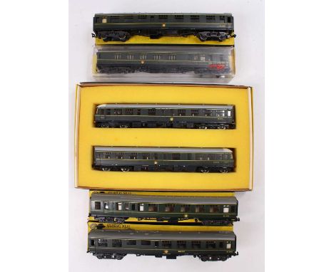 Trix Trans  Pennine DMU, two-car 2-rail set No.1175 NE 51953 &amp; NE 51954 with three Trix and one Lilliput coaches – Buffet