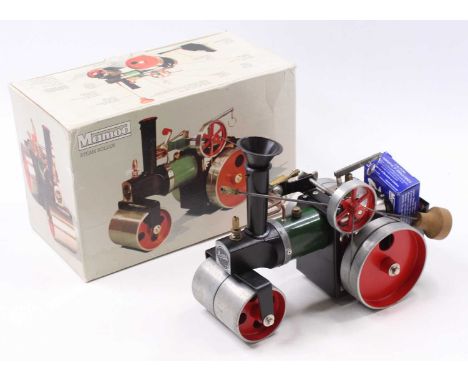 A Mamod SR1A steam roller of usual specification, housed in the original card box complete with scuttle, burner, steering rod