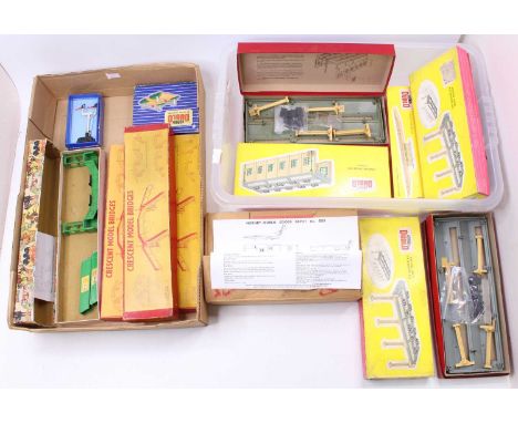 Two trays containing various lineside buildings &amp; accessories, all  boxed unsealed and contents unchecked: Dublo Engine s