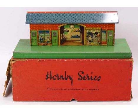 1934-7 Hornby Station No.1 (Wayside) green platform, red brick building, blue roof. Some light scratches one end of platform,
