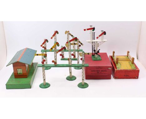 Large tray of Hornby lineside accessories: 1938-41 No.1 level crossing, light brown gateposts (E almost NM) (BVG); 1935-7 Goo