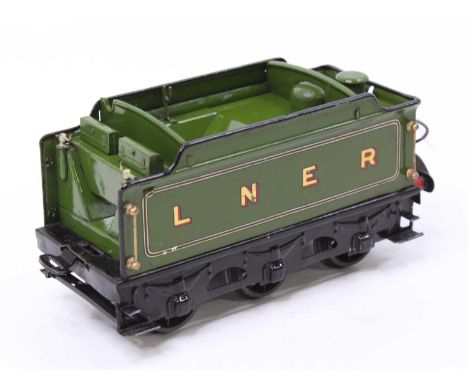 Hornby No.2 Special 6-wheeled tender, LNER lighter green, ‘LNER’ gold shadowed red, a few marks (VG not quite E)