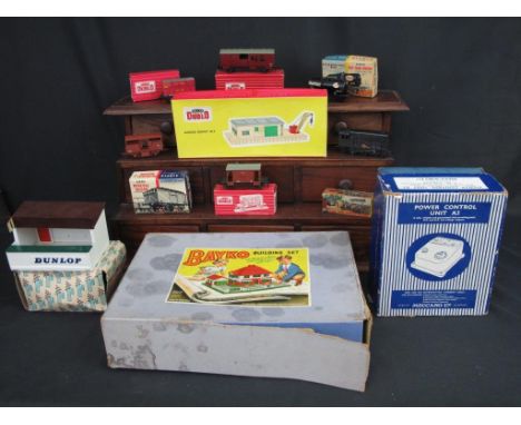 Box of assorted mainly boxed Hornby Dublo oo gauge items to include 4311 goods break van B.R. (SD6), 5020 goods depo kit, 464