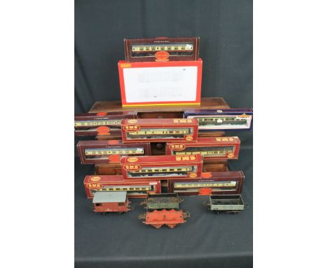 Box of assorted Hornby railways oo gauge and other mainly boxed items to include Hornby R 2809 Northern Class 142, 142068 tin