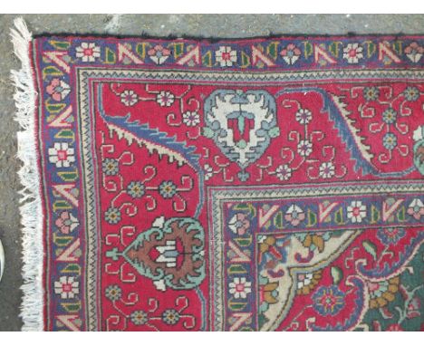 A LARGE EARLY 20TH CENTURY WOOLLEN RUG / CARPET, a central shaped diamond cartouche, with floral detail throughout, 488 x 296