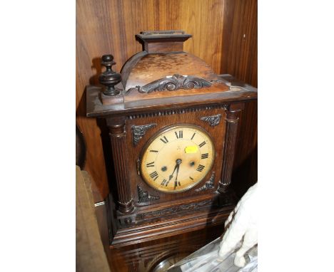 A VINTAGE OAK MANTLE CLOCK S/D