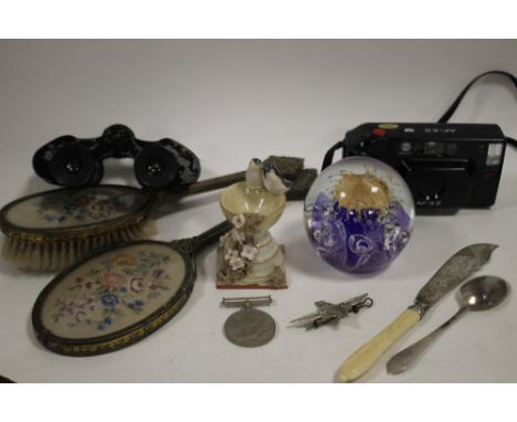 A BOX OF COLLECTABLES TO INCLUDE A VICTORIAN HALLMARKED SILVER FISH KNIFE, SILVER TEA SPOON, BINOCULARS ETC