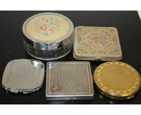  A COLLECTION OF VINTAGE LADIES POWDER COMPACTS ETC., to include a possible silver and gilt metal example with engine turned 