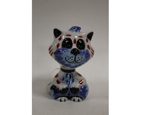 A LORNA BAILEY CERAMIC SEATED CAT FIGURE 