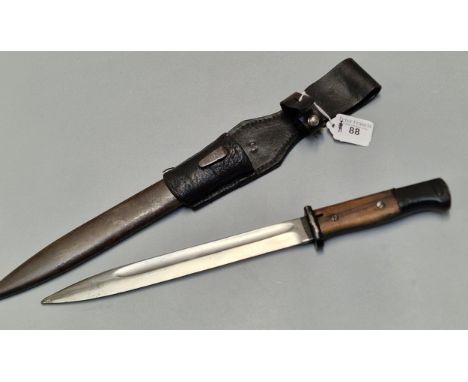 German S84/98 bayonet marked 41CUL with No. 5584, wooden grip and steel scabbard No. 2997, having leather frog. Overall 41cm 