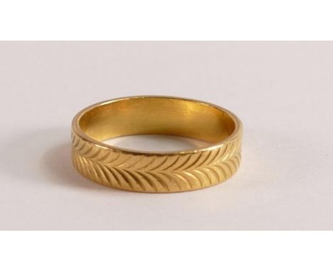 22ct gold feathered wedding ring, size M, 3.9g. 