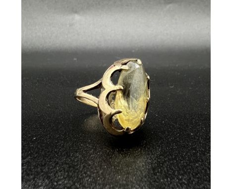 9ct yellow gold citrine ring,
4.9 grams in weight,
Size R