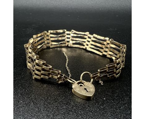 9ct yellow gold gate bracelet,
7.6 grams in weight,
length is 7 1/2 inches x 12mm wide