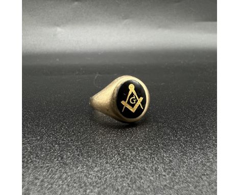 9ct yellow gold gents masonic black onyx ring,
size Q 1/2,
weight 3.6 grams