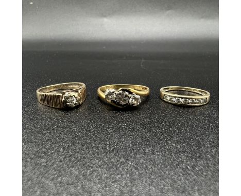 3x 9ct yellow gold dress rings,
3 stone diamond ring hallmarked 9ct Size M,
single solitaire 9ct gold hallmarked Size I,
eter