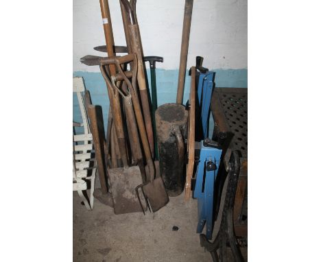 `A QUANTITY OFASSORTED HAND TOOLS TO INCLUDE A POST HOLE KNOCKER