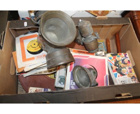 A TRAY OF ASSORTED 45RPM RECORDS TOGETHER WITH A 'KING OF THE ROAD' CAR LAMP A/F ETC.
