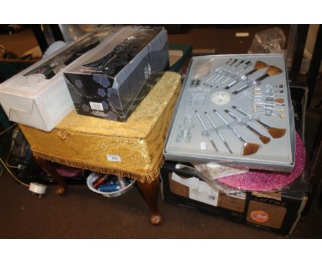 A QUANTITY OF ASSORTED SUNDRIES TO INCLUDE A SEWING BOX, LAMP, BOXED DOLL ETC.