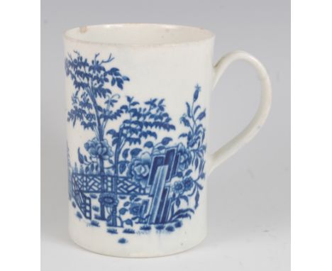 A Worcester porcelain blue and white tankard, decorated in the Plantation pattern, circa 1770, crescent mark verso, 11.5cm. C