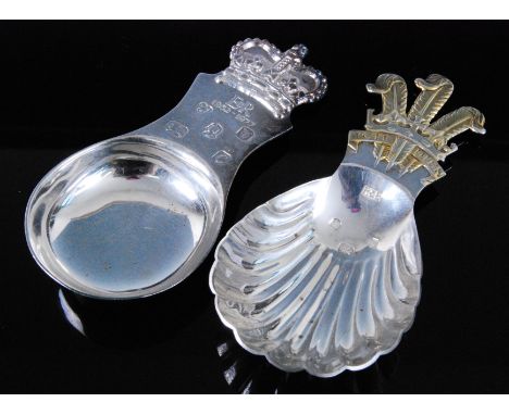 An E.R. II 1977 jubilee silver caddy spoon, having a plain bowl the hallmarked stem engraved EIIR 1952-1977 surmounted by a c